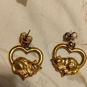 Avon cat in Heart earrings- Vintage-no discount's given prices are low enough